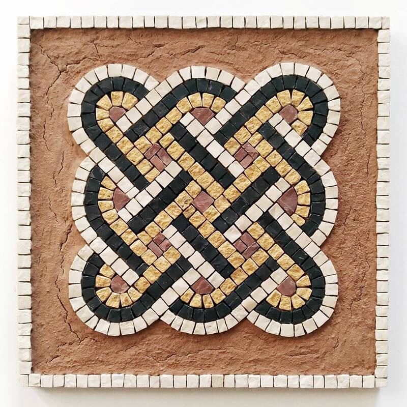 Motivo decorativo geometrico intrecciato formato da tre cordoni chiusi; mosaico in marmi policromi su fondo materico